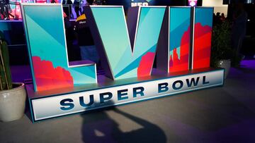 Phoenix (United States), 09/02/2023.- A fan takes a photo of the LVII Super Bowl signage on display during the NFL Experience at the Phoenix Convention Center in Phoenix, Arizona, USA, 09 February 2023. The Philadelphia Eagles and the Kansas City Chiefs will play in Super Bowl LVII at State Farm Stadium in Glendale, Arizona, USA on 12 February 2023. (Estados Unidos, Filadelfia, Fénix) EFE/EPA/CAROLINE BREHMAN