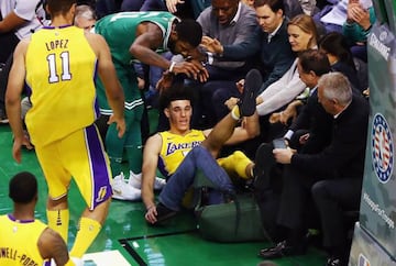 Lonzo Ball se fue contra la grada tras poner un tapón a Kyrie Irving.