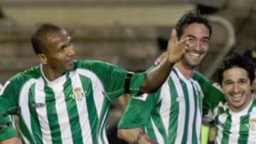 <b>FELICITACIONES. </b>Mehmet Aurelio, Arzu, Pereira y Sergio García festejan el primer gol del Betis.