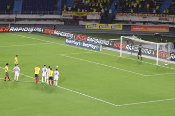 Con un gol en el último minuto, la Selección Colombia salvó un punto en el encuentro ante los dirigidos por Scaloni.  Luis Fernando Muriel y Miguel Borja anotaron. 