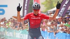 Un ciclista del team MMR levanta los brazos en se&ntilde;al de victoria durante el Campeonato de Espa&ntilde;a de BTT XCO.