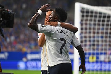 Kylian Mbappé, during the celebration of the second goal of the match, covered the mouth of the Brazilian Real Madrid player.