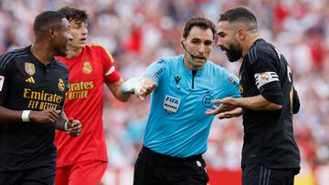 Carvajal protesta al árbitro De Burgos Bengoetxea.