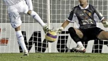 <b>SAVIOLA SIGUE NEGADO</b>. El argentino suplió a Raúl en el minuto 66 y sólo uno después tuvo una de esas ocasiones soñadas. Balboa centró desde la derecha y la pelota llegó botando hasta el área pequeña a Saviola, que sin más oposición que Moyá y toda la portería a su disposición disparó a bocajarro. El balón pegó en los pies del meta y salió rechazado.