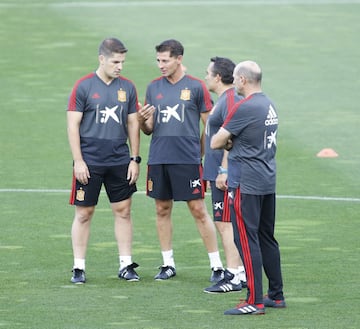 El seleccionador Robert Moreno con su segundo técnico, Jesús Casas, el psicólogo, Joaquín Valdés y el entrenador de porteros, José Manuel Ochotorena.