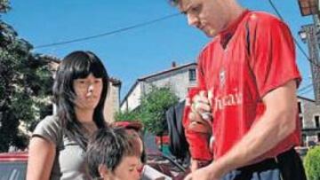 <b>EN SORIA. </b>Dani Aranzubia firmando ayer autógrafos a los niños en la concentración de Covaleda.