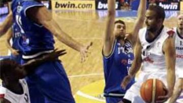 <b>IMPLACABLE</b>. Parker demostró sus galones de NBA y anotó más de la mitad de los puntos de su equipo.