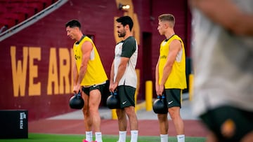 Gündogan, entre Lewandowski y el canterano Fermín López, en el entrenamiento del jueves en el Memorial Coliseum de Los Ángeles