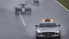 Los coches de F1, rodando por detrás del Safety Car en las salidas.