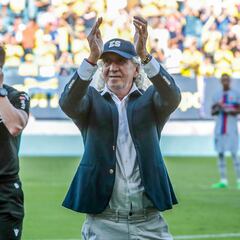 Jorge ‘Mágico’ González recibe el reconocimiento de la afición y jugadores en el Cádiz-Barcelona