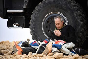 El ciclista francés Pasca Rauber descansa al pie de un camión durante la etapa 5 del Rally Dakar 2021 entre Riyadh y Buraydah en Arabia Saudita,