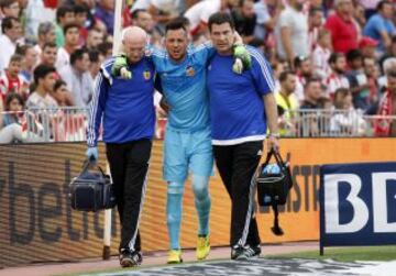 El portero brasileño sufrió una grave lesión en el último duelo de liga del Valencia. El diagnóstico arrojó una rotura del ligamento cruzado anterior y del menisco externo de la rodilla derecha, por lo que estará alejado de las canchas por seis meses.