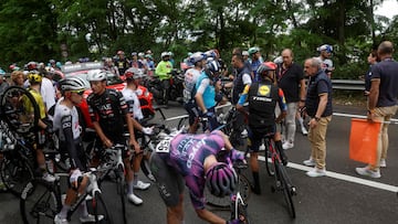 Corredores dialogan durante la neutralización de la 6ª etapa del Giro.
