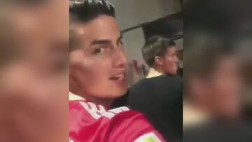 La reacción de un aficionado por el saludo de James