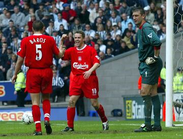 Niño prodigio. Estrella de la cantera de Liverpool, debutó con el primer equipo con 17 años anotando un gol contra el Wimbledon. Participó en el Mundial de Francia 98 con 18 años y en 2001 consiguió el Balón de Oro tras conseguir 5 títulos ese año con el Liverpool (UEFA, FA Cup, Copa de la Liga, Community Shield y Supercopa de Europa). En 2004 fichó por el Real Madrid por 12 millones de euros y en su única temporada de blanco su rol era de jugador revulsivo desde el banquillo.