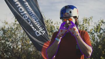 Daniel Dhers se&ntilde;al&aacute;ndose los ojos con el grafismo del Extreme Barcelona durante la edici&oacute;n 2020 del campeonato celebrada en el Parc del F&ograve;rum. 