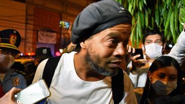 Brazilian retired football player Ronaldinho arrives at a hotel in Asuncion where he and his brother will serve house arrest after a judge ordered their release from jail on April 7, 2020. - A judge in Paraguay ordered the release of Ronaldinho and his br