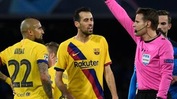 Busquets junto a Vidal, en el momento de la expulsión del chileno.