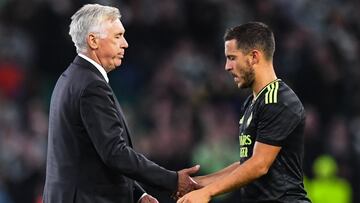 Ancelotti saluda Hazard al finalizar el Celtic-Real Madrid de la primera jornada de la fase de grupos.