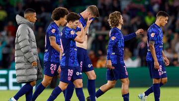 SEVILLA, 27/10/2024.- Los jugadores del Atlético de Madrid abandonan el terreno de juego a la finalización del encuentro correspondiente a la jornada 11 de Laliga EA Sports que han disputado hoy domingo Betis y Atlético de Madrid en el estadio Benito Villamarin, en Sevilla. EFE/ Julio Muñoz