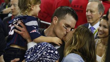 JGM169. Houston (United States), 06/02/2017.- New England Patriots quarterback Tom Brady (C) gets a kiss from his wife, Gisele Bundchen (R), as his daughter, Vivian Lake Brady (L) looks on after winning the first overtime Super Bowl against the Atlanta Falcons in Super Bowl LI at NRG Stadium in Houston, Texas, USA, 05 February 2017. (Disturbios, Estados Unidos) EFE/EPA/LARRY W. SMITH