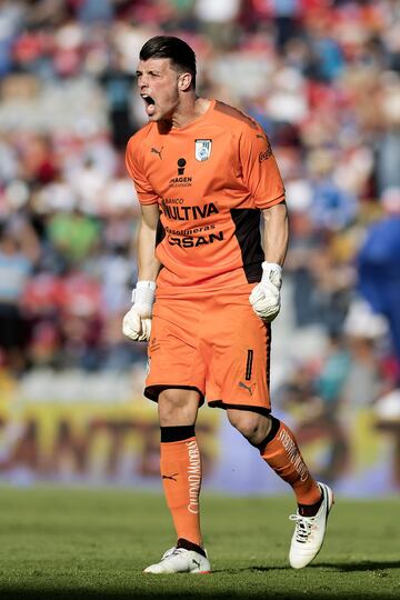 El capitán de Gallos Blancos es considerado como el mejor guardameta de la Liga Bancomer MX. Cada semestre demuestra su calidad y a sus 26 años se encuentra en el mejor momento de su carrera, el idóneo para emigrar al fútbol europeo.