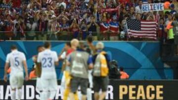 Los hinchas estadounidenses animan a su selección en el partido ante Portugal.