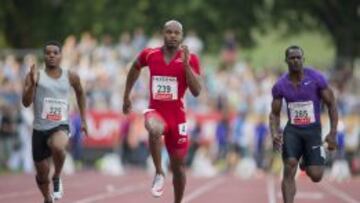El jamaicano Asafa Powell (centro), el estadounidense Clayton Voughn (izquierda), y el jamaicano Nesta Carter, durante la prueba de los 100 metros de la reunión de Lucerna.