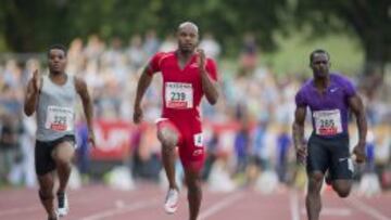 El jamaicano Asafa Powell (centro), el estadounidense Clayton Voughn (izquierda), y el jamaicano Nesta Carter, durante la prueba de los 100 metros de la reuni&oacute;n de Lucerna. 