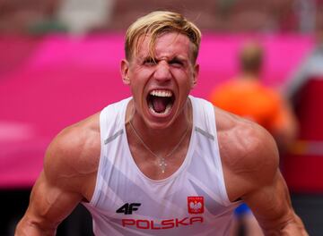 El polaco Piotr Lisek celebra su salto en la clasificación de salto con pértiga masculina.