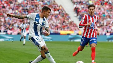 MADRID, 20/10/2024.- El centrocampista del Atlético de Madrid Riquelme (d) ante el delantero del CD Leganés Daniel Raba (i) durante el encuentro correspondiente a la décima jornada de LaLiga EA Sports entre el Atlético de Madrid y el CD Leganés disputado este domingo en el estadio Metropolitano de Madrid. EFE/ Chema Moya