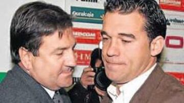 <b>ADIÓS. </b>Luis García se despidió del presidente, José Sepulcre, con un abrazo, ayer.