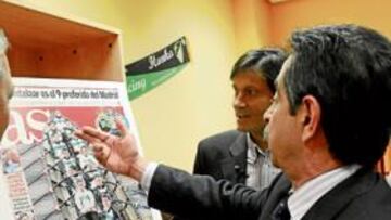 <b>CON LA PRIMERA PORTADA. </b>Revilla se mostró muy interesado en la copia de la histórica portada que AS realizó en el lanzamiento de la edición en Cantabria.