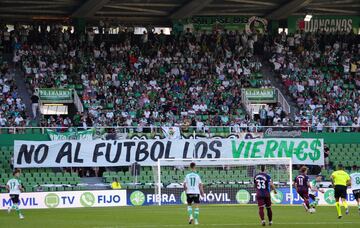 La Gradona de los Malditos, el fondo de animaci¨®n del Racing, dej¨® hu¨¦rfana la grada los 13 minutos de partido en protesta por los horarios.