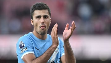 LONDON (United Kingdom), 21/09/2025.- Rodri of Manchester City greet their supporters after the English Premier League soccer match between Arsenal FC and Manchester City, in London, Britain, 21 September 2025. (Reino Unido, Londres) EFE/EPA/VINCE MIGNOTT EDITORIAL USE ONLY. No use with unauthorized audio, video, data, fixture lists, club/league logos, 'live' services or NFTs. Online in-match use limited to 120 images, no video emulation. No use in betting, games or single club/league/player publications.
