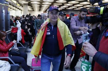 Los campeones de coches del Dakar 2018 llegaron al aeropuerto de Madrid en medio de una gran expectación y de decenas de seguidores que les vitorearon a su llegada.