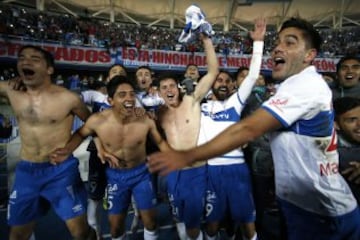 Los jugadores de Universidad Catolica celebran el titulo de la Super Copa tras la victoria contra Universidad de Chile en el estadio Ester Roa de Concepcion, Chile.