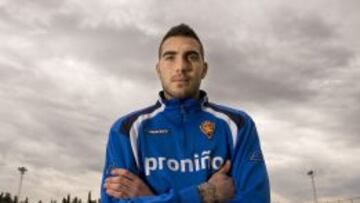 Roberto posa tras una sesión de entrenamiento con el Zaragoza.