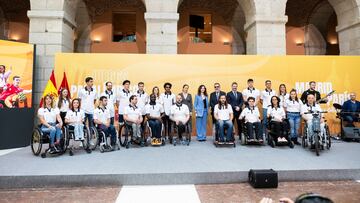 Ayuso y Carballeda posan con los deportistas paralímpicos de la Comunidad de Madrid.