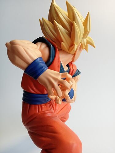 Goku cargando su Kamehameha por Banpresto