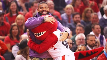 Drake se abraza a la mascota de los Toronto Raptors.