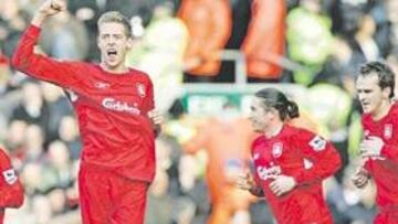 <b>EL GOL DEL TRIUNFO. </b>Un cabezazo de Peter Crouch clasificó al Liverpool para los cuartos de final de la FA Cup.