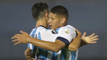 Argentina's Racing Club Juan Jose Caceres (R) celebrates after scoring a goal against Uruguay's Rentistas during their Copa Libertadores football tournament group stage match at the Complejo Rentistas Stadium in Montevideo on April 21, 2021. (Photo by Matilde Campodonico / POOL / AFP)