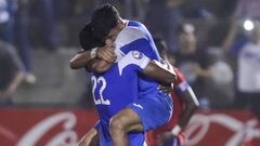 Nicaraguan players Cyrill Erriltong (22) carries Juan Barrera (11) celebrating BarreraxB4s second goal against Haiti  during the second match of Nicaragua vs  Haiti semi-final for the 2017 Gold Cup, at the National Stadium, in Managua, on March 28, 2017. / AFP PHOTO / INTI OCON