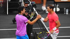 Carlos Alcaraz y Rafa Nadal se saludan tras finalizar el partido de exhibición.