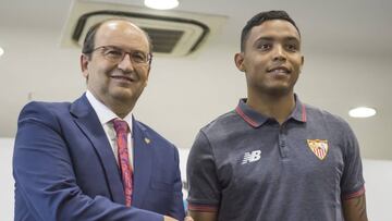 GRA225. SEVILLA, 11/07/2017.- El presidente del Sevilla F.C. José Castro (i), estrecha la mano del delantero colombiano Luis Muriel durante la presentación hoy en el club sevillista como nuevo jugador para las próximas cinco temporadas. El Sevilla pagará 20 millones por el 80 % de su pase a la Sampdoria italiana y le impondrá una cláusula de rescisión unilateral de 50 millones de euros. EFE/Raúl Caro