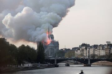 Devastador incendio de la catedral de Notre Dame, uno de los monumentos m¨¢s emblem¨¢ticos de Par¨ªs.