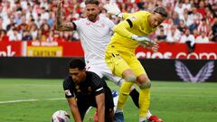 Soccer Football - LaLiga - Sevilla v Real Madrid - Ramon Sanchez Pizjuan, Seville, Spain - October 21, 2023 Real Madrid's Jude Bellingham in action with Sevilla's Sergio Ramos and Orjan Nyland REUTERS/Marcelo Del Pozo