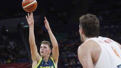 GRA465. ESTAMBUL (TURQU&Iacute;A), 14/09/2017.- El alero de la selecci&oacute;n de Eslovenia, Luka Doncic (i), lanza a canasta ante el pivot del combinado espa&ntilde;ol, Pau Gasol, durante el encuentro correspondiente a las semifinales del Eurobasket 2017 que han disputado en el Sinan Erdem Arena de Estambul. EFE/Juan Carlos Hidalgo.