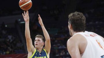 GRA465. ESTAMBUL (TURQU&Iacute;A), 14/09/2017.- El alero de la selecci&oacute;n de Eslovenia, Luka Doncic (i), lanza a canasta ante el pivot del combinado espa&ntilde;ol, Pau Gasol, durante el encuentro correspondiente a las semifinales del Eurobasket 2017 que han disputado en el Sinan Erdem Arena de Estambul. EFE/Juan Carlos Hidalgo.